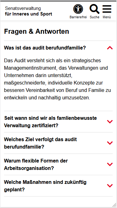 Beispiel der mobilen Ansicht des FAQ-Multi-Moduls im Vertical Organisation. Es wird eine Überschrift für alle Fragen angezeigt, gefolgt von der ersten Frage "Was ist das audit berufundfamilie?". In der gleichen Zeile zur Frage wird ganz rechts ein roter Pfeil nach oben angezeigt, der symbolisiert, dass weitere Informationen zu dieser Frage bereits aufgeklappt sind. Danach folgt die Antwort auf die Frage und noch 4 weitere Fragen, die noch zugeklappt sind. 