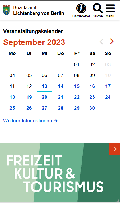 Beispiel der mobilen Ansicht des "Kalender Includes" im Vertical Identität. Das Kalenderblatt für September mit den Wochen und Wochentagen ist abgebildet. Die Tage, an denen Events eingetragen sind, sind fett markiert und haben blaue, anstatt schwarze Schriftfarbe. Unterhalb des Kalenders ist ein Link mit Pfeil in blauer Schrift zu "weiteren Informationen" gesetzt. Den Monat kann man oben rechts in der Ecke über zwei Pfeile zurück- oder vorblättern.