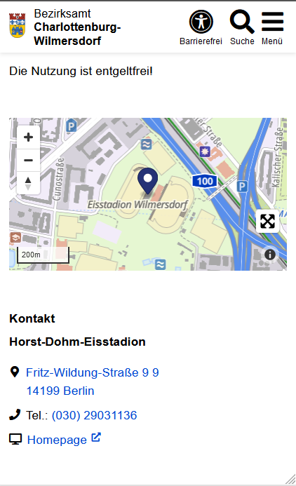 Das Flex-Modul Karte in der mobilen Ansicht auf der Seite des Bezirksamtes Charlottenburg-Wilmersdorf zeigt über einen dunkelblauen Pin mit weißem Punkt den Standort des Horst-Dohm-Eisstadions in Berlin. Unten rechts in der Ecke lässt sich über zwei sich überkreuzende Pfeile die Karte maximieren. Über das Plus– und Minussymbol lässt sich in die Karte rein- oder herauszoomen. Die Maßstabanzeige ist unten links ablesbar.