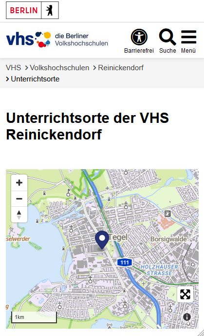 Das Flex-Modul Karte in der mobilen Ansicht auf der Seite der VHS Reinickendorf zeigt über einen dunkelblauen Pin mit weißem Punkt den Standort der VHS in Berlin. Unten rechts in der Ecke lässt sich über zwei sich überkreuzende Pfeile die Karte maximieren. Über das Plus– und Minussymbol lässt sich in die Karte rein- oder herauszoomen.