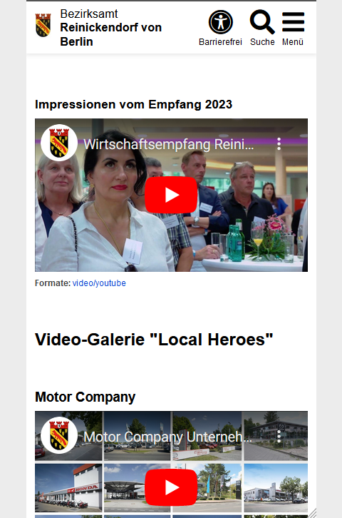 Auf dem Screenshot der mobilen Seite des Bezirksamts Reinickendorf ist das Video-Startbild des Videos "Impressionen vom Empfang 2023" zu sehen. Es sind Menschen an Stehtischen zu sehen.