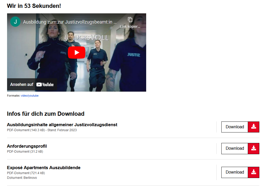 Auf dem Screenshot der Webseite des Justizvollzugs zum Thema Ausbildung und Bewerbung ist ein Vorschaubild des YouTube-Videos "Wir in 53 Sekunden" zu sehen. Auf dem Bild sieht man vier Beamte in Uniform, die einen Flur entlanglaufen. Unter dem Video werden folgende Informationen zum Download bereitgestellt: "Ausbildungsinhalte allgemeiner Justizvollzugsdienst", "Anforderungsprofil" und "Exposé Apartments Auszubildende".