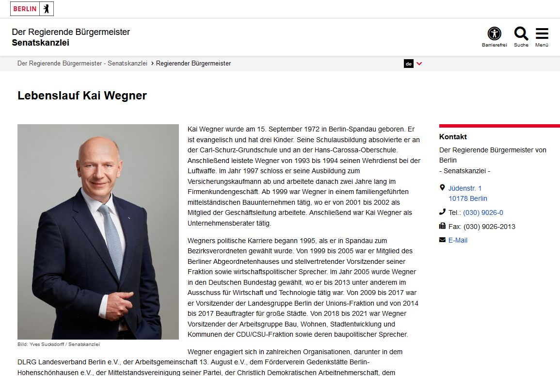 Zu sehen sind ein Bild einer Person, daneben Text und daneben Kontaktinformationen, im oberen Teil ist rechts ein Sprachumschalter.