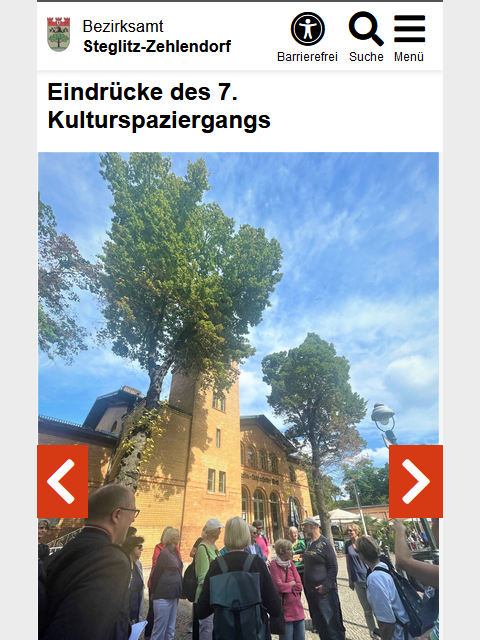 Bei der mobilen Ansicht der Galerie auf der Seite des Bezirksamts Steglitz-Zehlendorf ist ein Bild mit weißen Pfeilen auf rotem Hintergrund links und rechts vom Foto zu sehen. Mit den Pfeilen kann man durch die Galerie blättern.