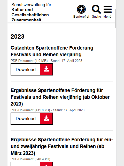 Auf dem Screenshot der Ansicht einer Seite der Senatsverwaltung Kultur werden unterhalb des Headers drei PDF-Dateien zum Download angeboten. Der Button ist weiß, mit "Download" beschriftet und hat rechts ein kleines Download-Symbol in weiß auf rotem Hintergrund. Dateiformat, Dateigröße und Veröffentlichungsdatum stehen unterhalb der Dateibezeichnung.