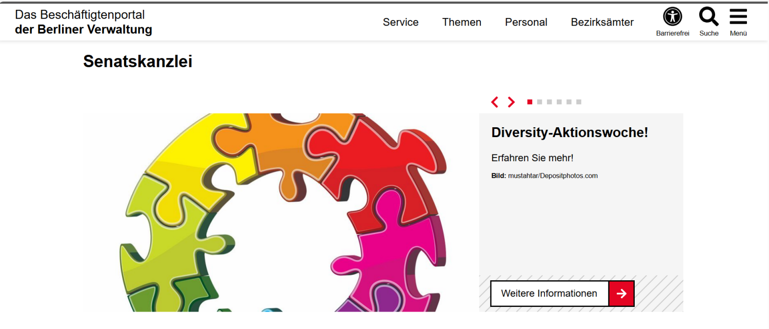 Startseite der Senatskanzlei mit einer Bühne, wo das erste Elemente sichtbar ist. Jedes Element zeigt links ein Bild und rechts davon eine Überschrift, einen kurzen Text sowie gegebenenfalls das Copyright des Bildes und einen Link "Weitere Informationen". Rechts über dem Element befindet sich ein Pager.