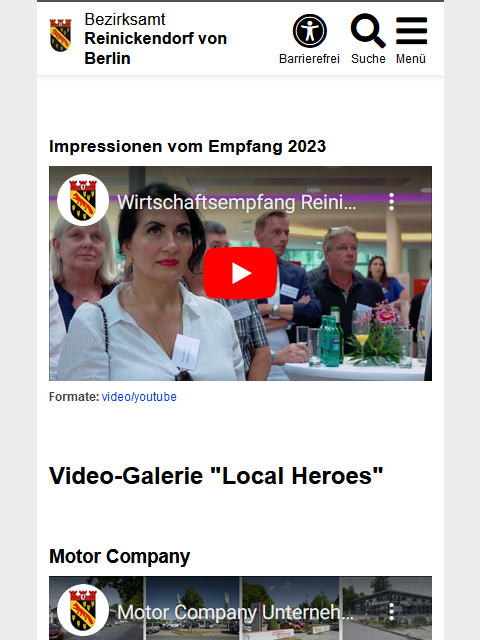 Auf dem Screenshot der mobilen Seite des Bezirksamts Reinickendorf ist das Video-Startbild des Videos "Impressionen vom Empfang 2023" zu sehen. Es sind Menschen an Stehtischen zu sehen.