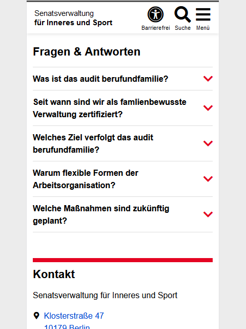 Beispiel der mobilen Ansicht des FAQ-Multi-Moduls im Vertical Organisation. Es wird eine Überschrift für alle Fragen angezeigt, gefolgt von der ersten Frage "Was ist das audit berufundfamilie?". In der gleichen Zeile zur Frage wird ganz rechts ein roter Pfeil nach unten angezeigt, der symbolisiert, dass hier mit einer Aktion mehr Informationen angezeigt werden können. Es folgen noch 4 weitere Fragen in diesem Aufbau.