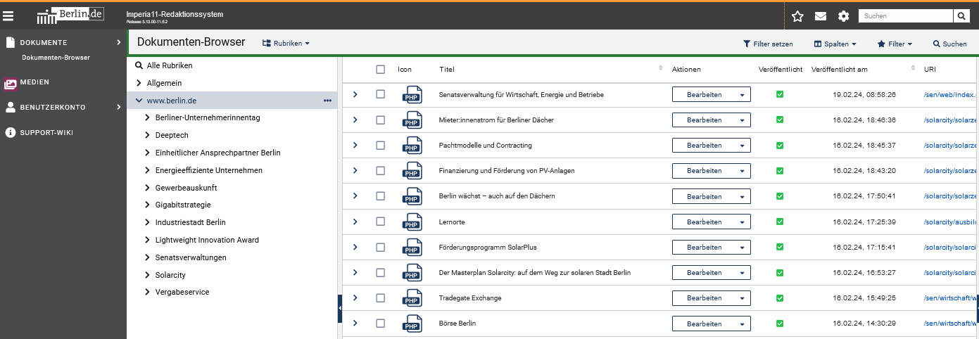 Zu sehen ist die normale linke Navigation mit dem hervorgehobenen Punkt "Dokumenten-Browser", weiter rechts beginnt der eigentliche Dokumenten-Browser mit der Baumstruktur und weiter rechts folgt die Anzeige der Seiten mit den Spalten "Auswahl-Box", "Icon", "Titel", "Aktionen", "Veröffentlicht", "Veröffentlicht am" und "URI". Über den Spalten kann die Ansicht gefiltert und konfiguriert sowie nach Seiten gesucht werden.