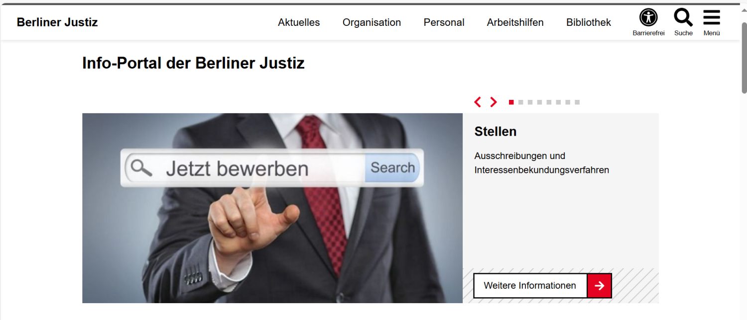 Startseite der Berliner Justiz mit einer Bühne, wo das erste Elemente sichtbar ist. Pro Element wird links ein Bild und rechts davon eine Überschrift, ein kurzer Text, gegebenenfalls das Copyright des Bildes sowie ein Link "Weitere Informationen" angezeigt. Rechts über dem Element ist ein Pager zu sehen.