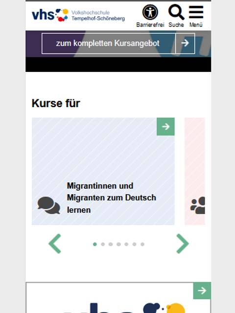 Zu sehen sind eine Überschrift und die erste Kachel mit blau-schraffiertem Hintergrund und einem weißen Pfeil auf grünem Hintergrund rechts oben in der Ecke. Auf der Kachel ist ein Text und ein passendes Icon zu sehen. Das Karussel ist mit den darunter liegenden Pfeilen steuerbar, man erkennt rechts einen Teil einer weiteren Kachel.