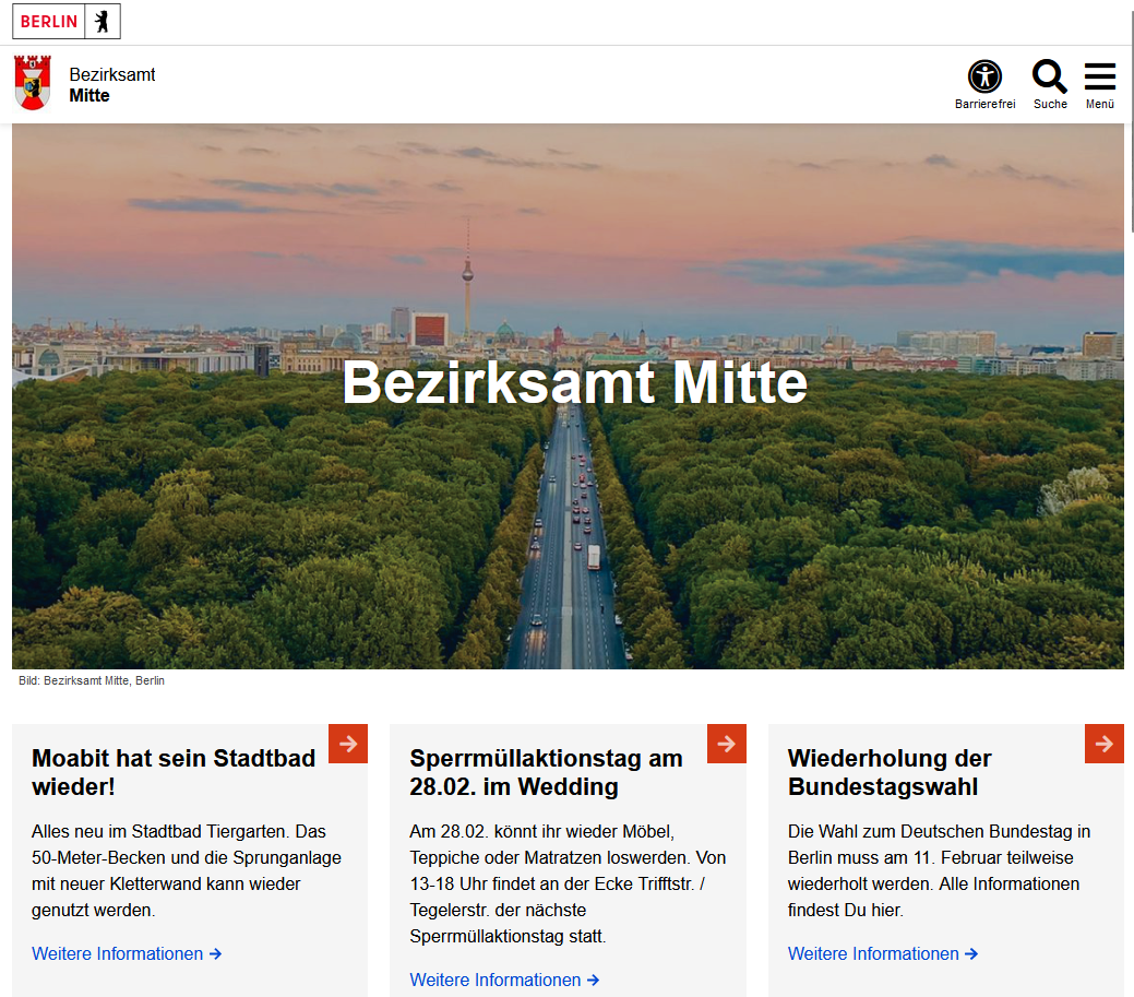 Startseite Bezirksamt Mitte in Desktop-Ansicht, mit großem Bild und weißer Überschrift, darunter drei Bühnen-Teaser