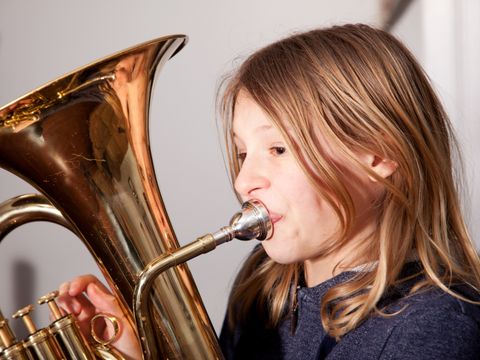 Mädchen spielt Blasinstrument.