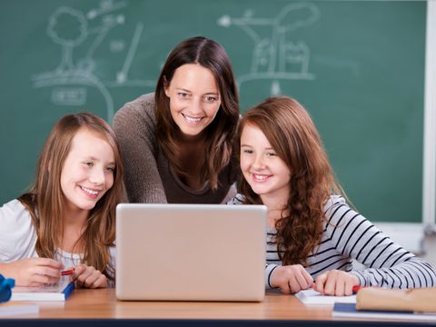 Schülerinnen mit Lehrerin