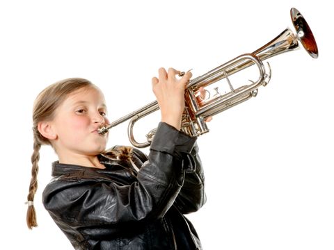 Mädchen spielt Trompete