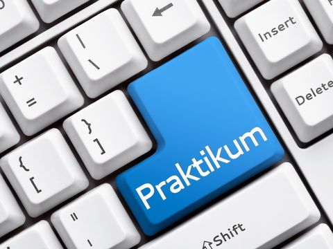 Tastatur mit blauer Taste Praktikum