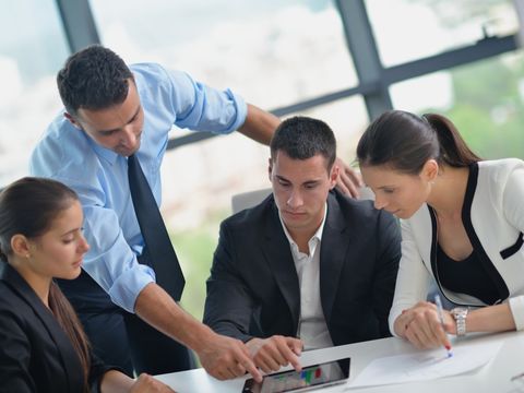Geschäftsleute in einer Besprechung im Büro