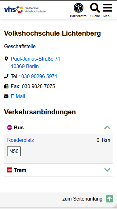 Beispiel des Kontakt-Moduls in der mobilen Ansicht der Seite der VHS Lichtenberg. Im Kontakt-Modul sind die Adresse, Telefonnummer, FAX-Nummer und E-Mail-Adresse der Geschäftstelle aufgeführt. Darunter folgen Verkehrsanbindungen mit Bus und Tram. Die Busverbindung ist aufgeklappt und zeigt den Namen der Haltestelle, die Liniennummer und die Entfernung zur oben angegebenen Adresse.