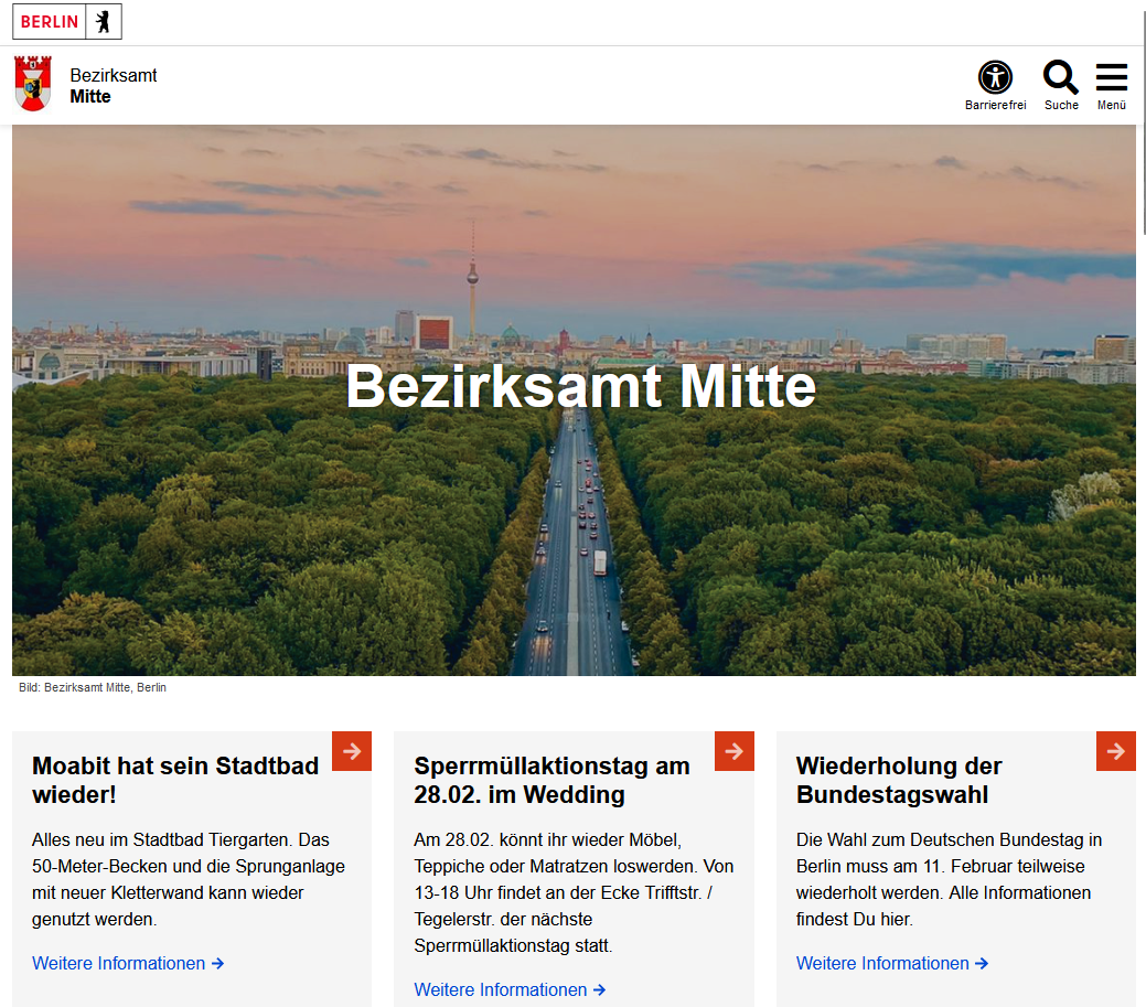Startseite Bezirksamt Mitte in Desktop Ansicht, mit großem Bild und weißer Überschrift, darunter drei Bühnen-Teaser